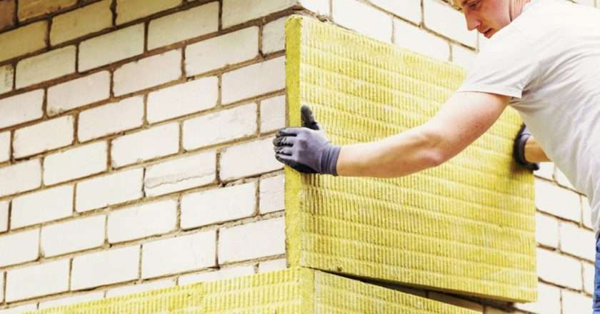 Когда лучше утеплять фасад дома