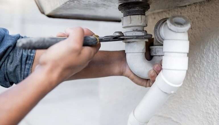 Неприятный запах из канализации: причины и способы устранения