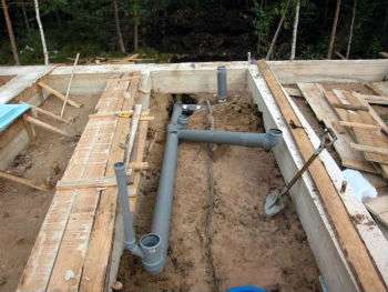 Прокладка канализации в фундаменте: полное руководство