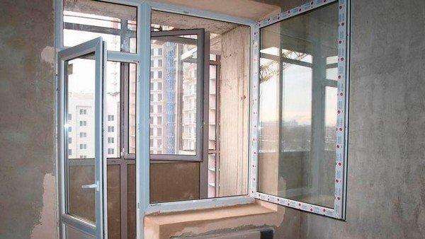 Соединение окна ПВХ с балконной дверью ПВХ: способы и инструкция